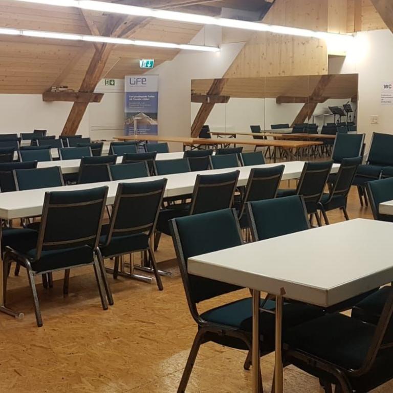 Plenarsaal mit Tischbestuhlung